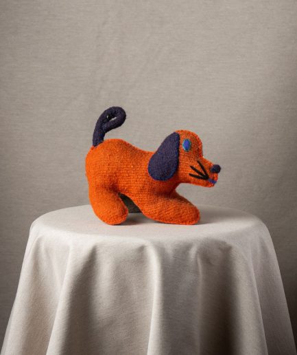 muñeco de perro hecho de lana