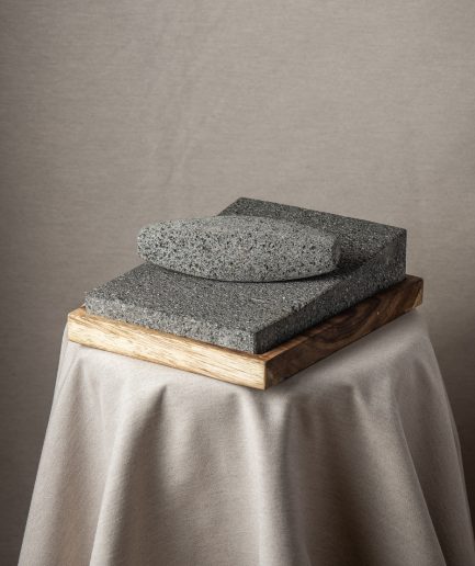 Metate con mazo en base rectangular Madera de parota
