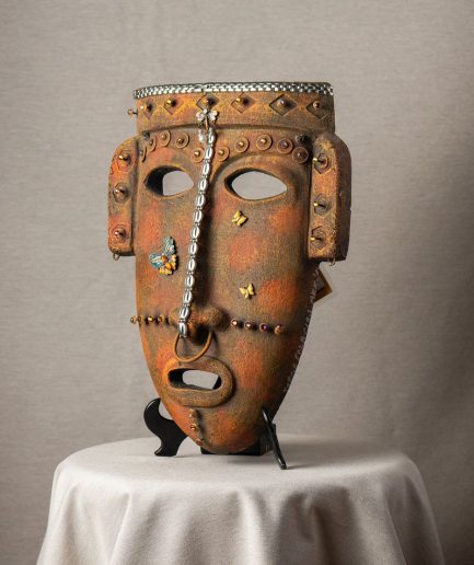 Mascara de barro prehispanica, lateral