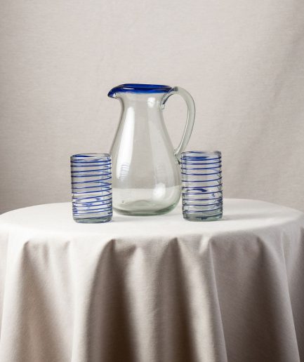 Jarra de cristal con 2 vasos con espiral azul