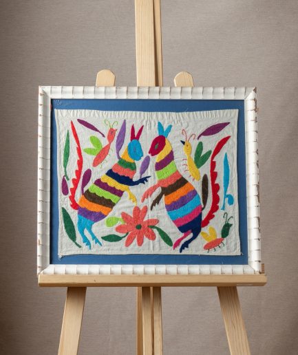 Cuadro tejido alebrijes de colores fondo azul