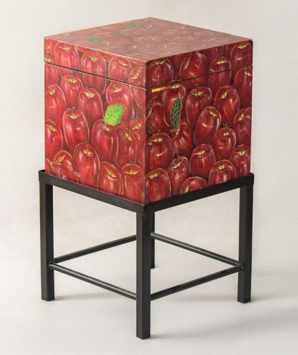 Cubo madera de manzanas y base de metal