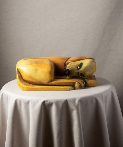 Perro dormido amarillo de madera