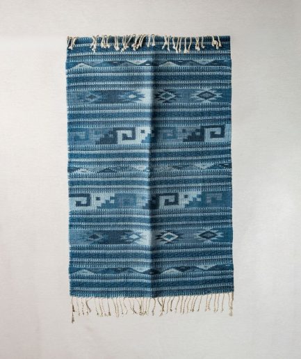 Tapete azul con flecos blancos
