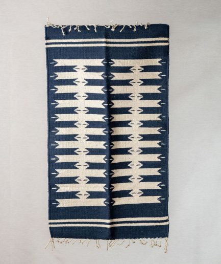 Tapete azul oscuro con flecos blancos