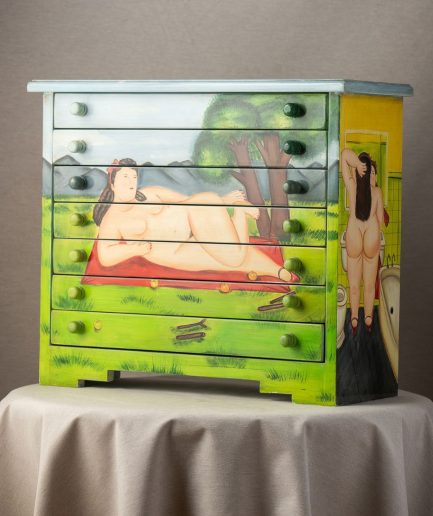 Cajonera de mujer desnuda