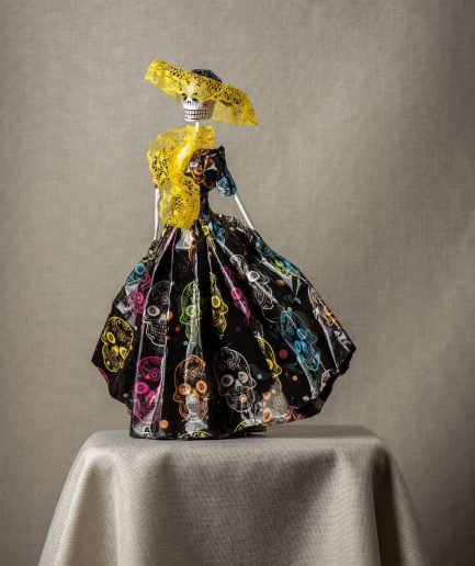 catrina vestido folclórico negro con amarillo calaveras