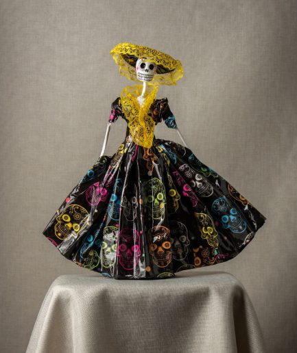 catrina vestido folclórico negro con amarillo calaveras