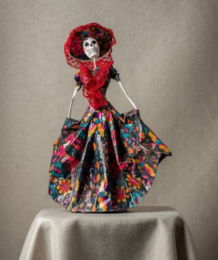 Catrina vestido folclórico negro con rojo detalle floreado