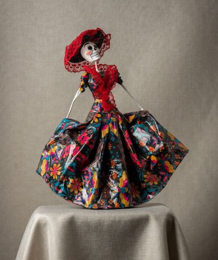 Catrina vestido folclórico negro con rojo detalle floreado