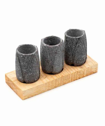 Juego de 3 tequileros con textura en base rectangular de madera de pino