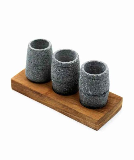 Juego de tres tequileros con textura en base rectangular de madera de parota