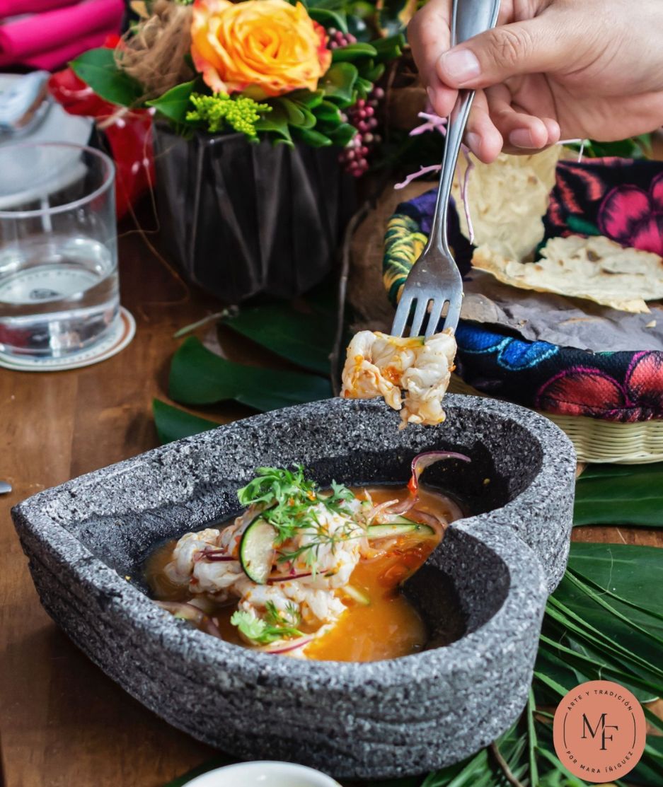 mansion-folclor-madrid-piedra-volcanica-Molcajete-grande-Corazon-1 Molcajete grande de corazón