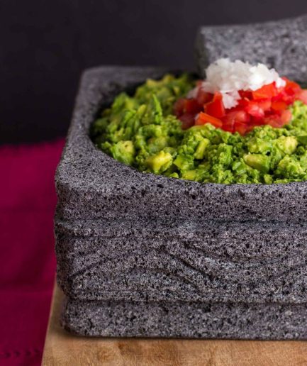 Molcajete grande con texturas en base cuadrada