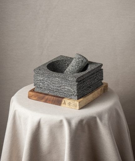 Molcajete Grande con Textura Escultórica en Base Cuadrada Madera Pino