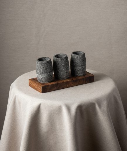 Juego de Tres Tequileros con Textura en Base Rectangular Madera Parota