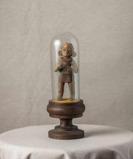 Mujer prehispánica expuesta bajo cristal <div class="galope"> - Colección Galope - </div>