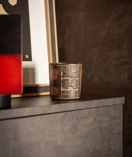 Vasija prehispánica con personaje esgrafiado <div class="galope"> - Colección Galope - </div>