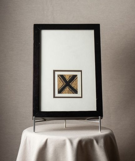 Cuadro minimalista marco negro  fondo blanco y cruz <div class="galope"> - Colección Galope - </div>