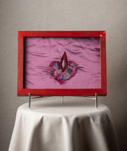 Cuadro marco rojo fondo textil rosa con corazón <div class="galope"> - Colección Galope - </div>