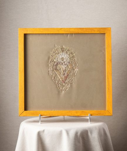 Cuadro marco amarillo fondo textil hueso con corazón <div class="galope"> - Colección Galope - </div>