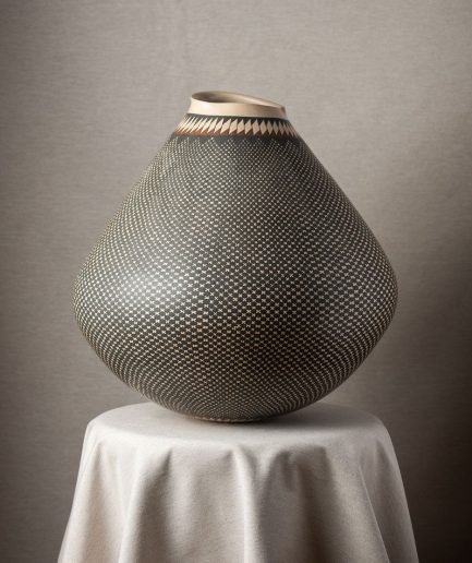 Vasija Mata Ortiz  Fondo beige decorado marrón <div class="galope"> - Colección Galope - </div>